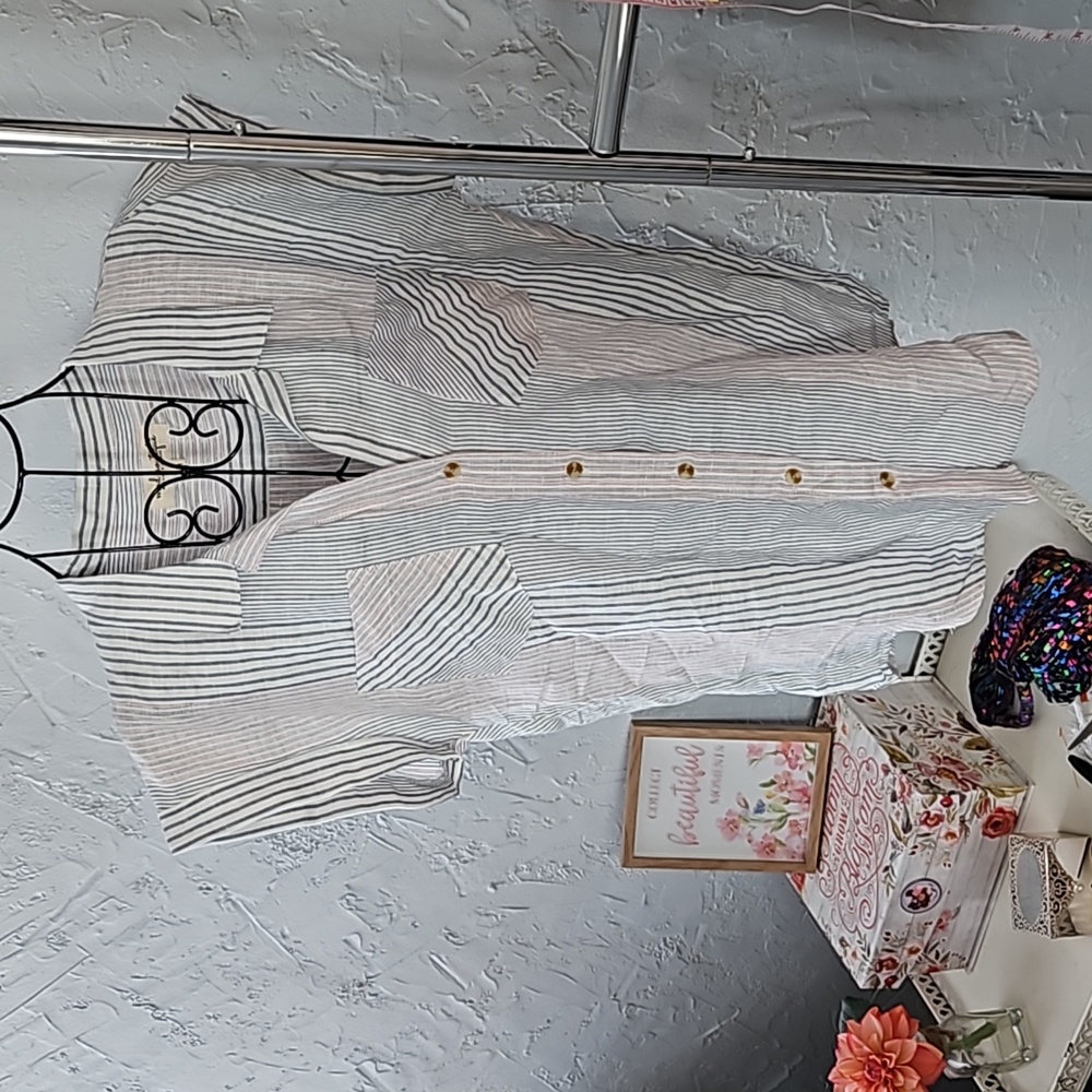 Mod Boutique linen/cotton button-up shirt. Size M.